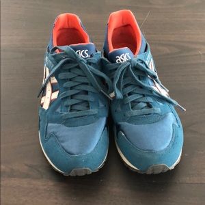 Lightly worn ASICS worn twice! Boys size 7 euro 40